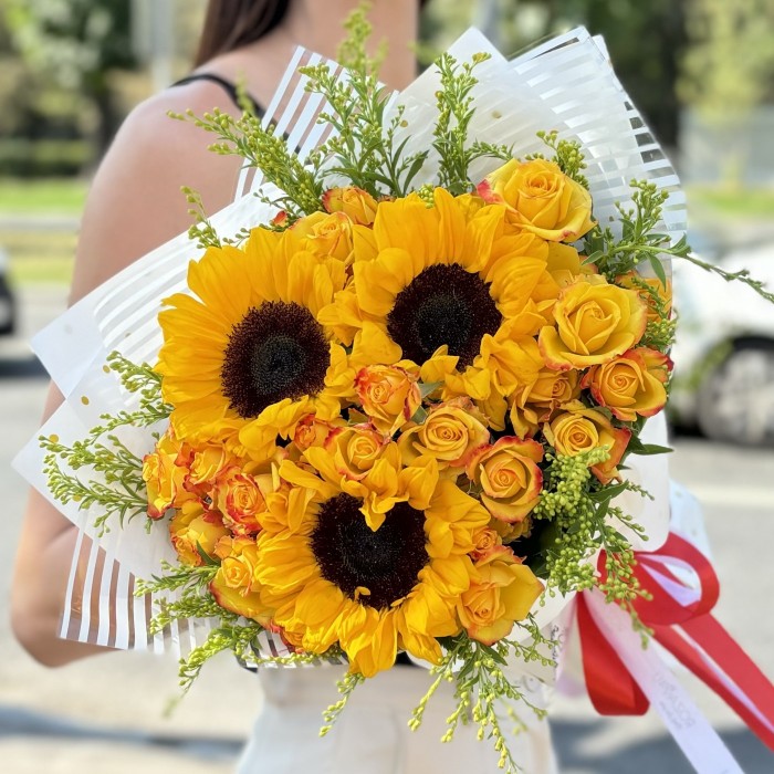 Букет с подсолнухами и кустовой розой