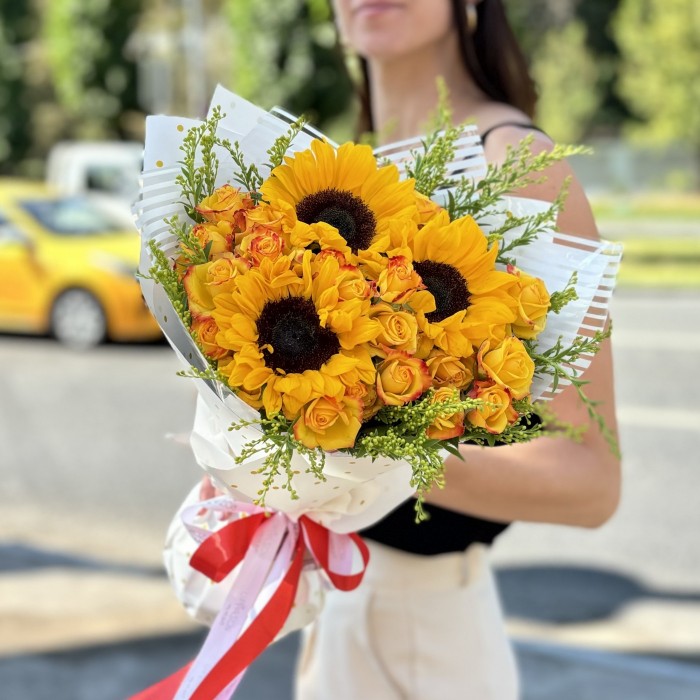 Букет с подсолнухами и кустовой розой