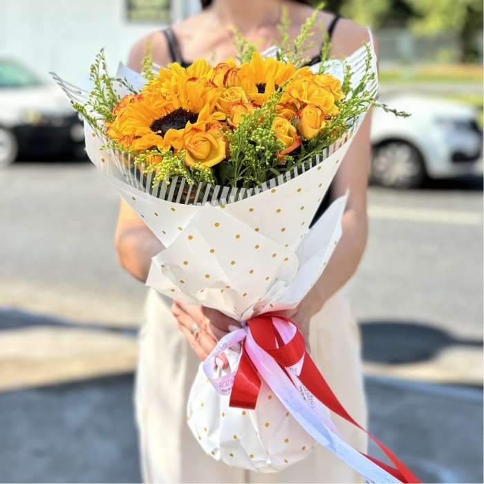 Букет с подсолнухами и кустовой розой