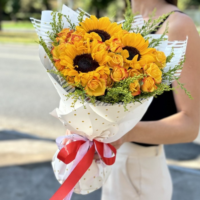 Букет с подсолнухами и кустовой розой