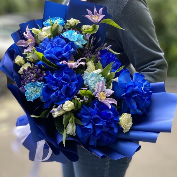 Букет с пышными синими розами и диантусами