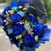 Букет с пышными синими розами и диантусами