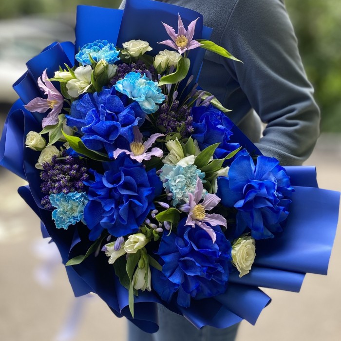 Букет с пышными синими розами и диантусами