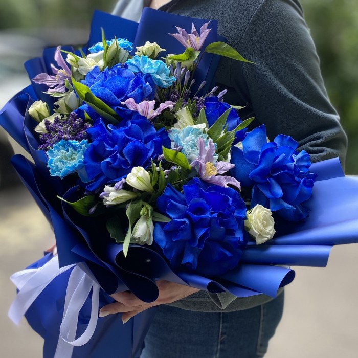 Букет с пышными синими розами и диантусами
