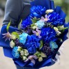Букет с пышными синими розами и диантусами