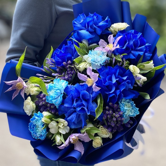 Букет с пышными синими розами и диантусами