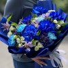 Букет с пышными синими розами и диантусами