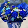 Букет с пышными синими розами и диантусами