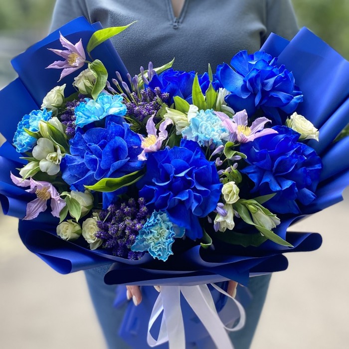 Букет с пышными синими розами и диантусами