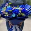Букет с пышными синими розами и диантусами