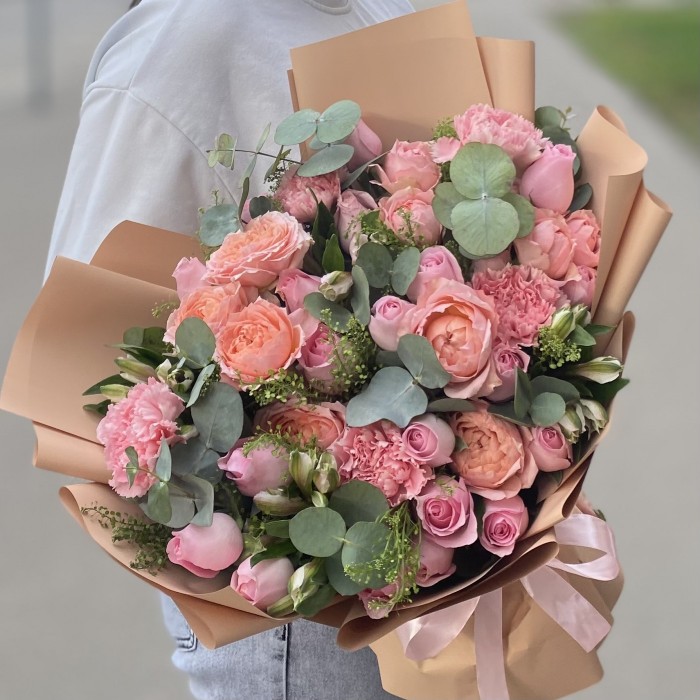 Букет с розами и альстромерией Искренняя улыбка