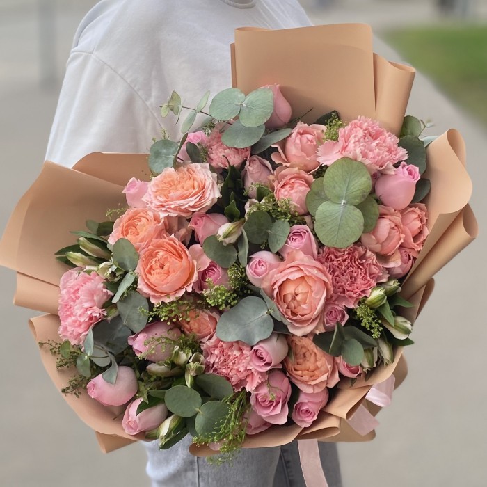 Букет с розами и альстромерией Искренняя улыбка