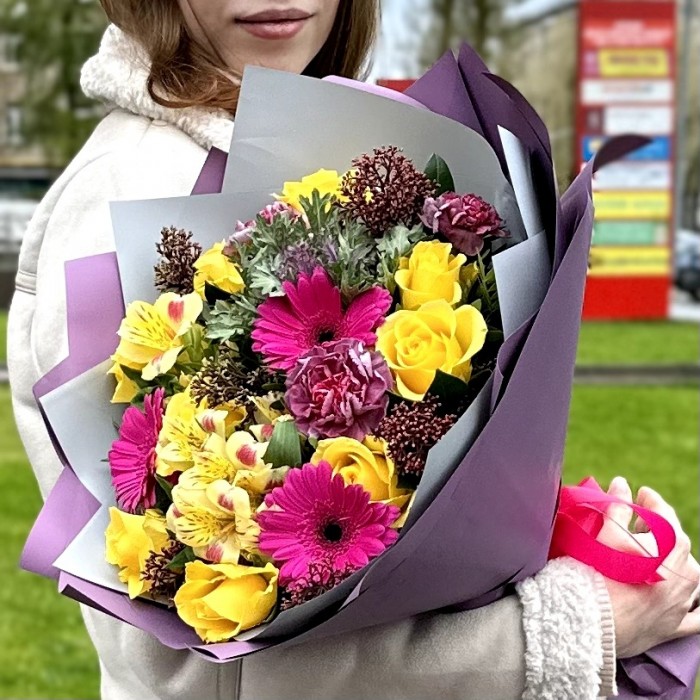 Букет с розами и гермини Нежные чувства