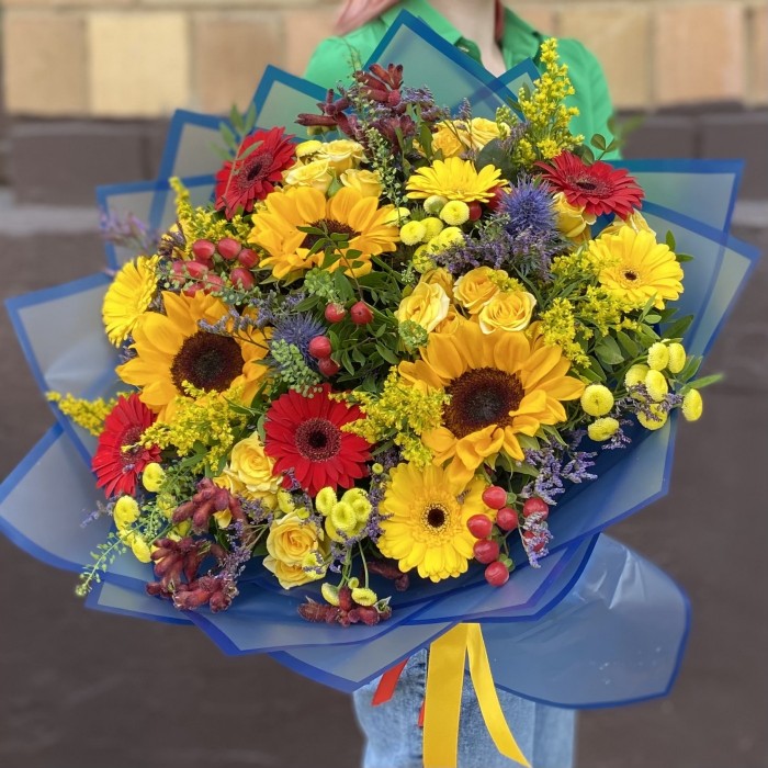 Яркий сборный букет Радостный праздник