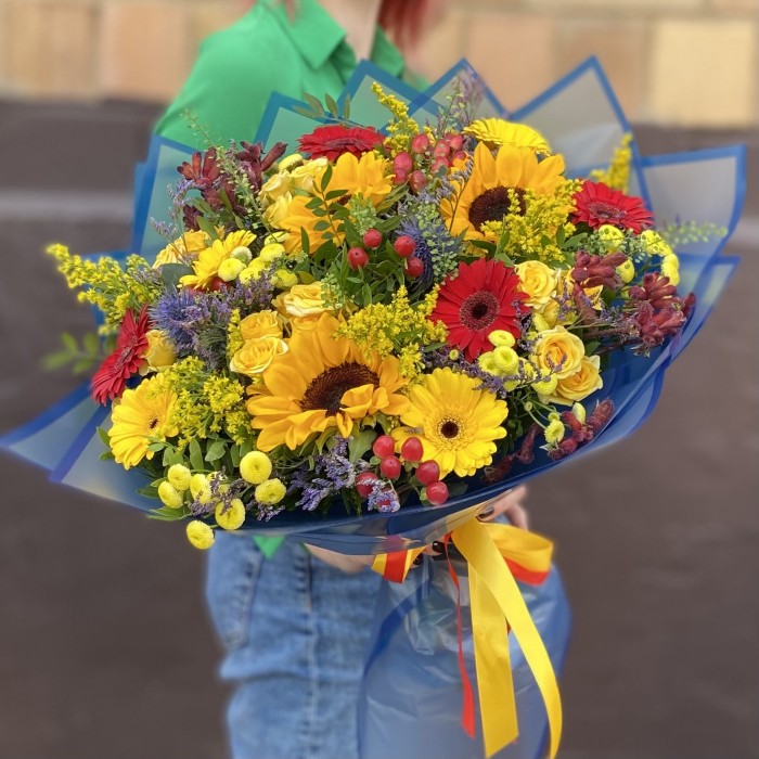 Яркий сборный букет Радостный праздник
