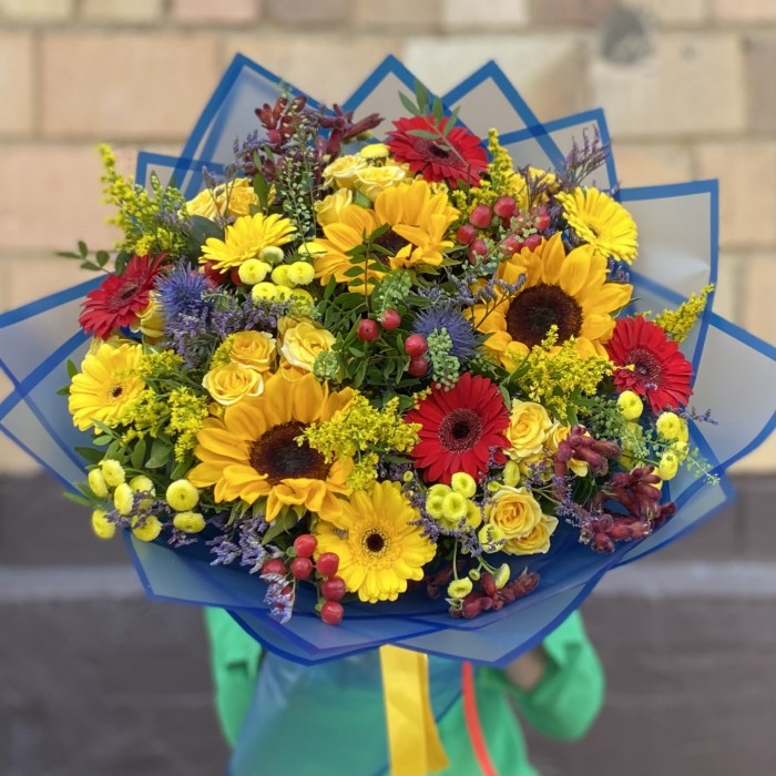 Яркий сборный букет Радостный праздник