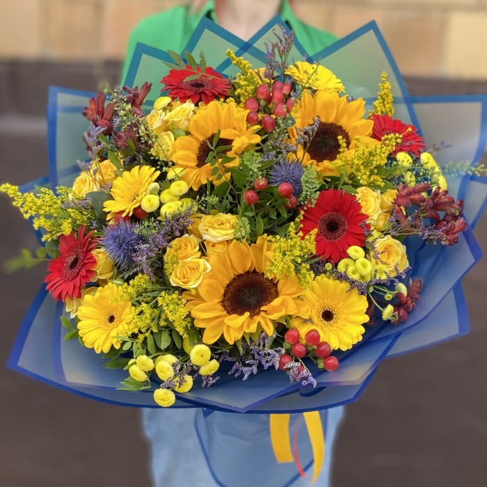 Яркий сборный букет Радостный праздник