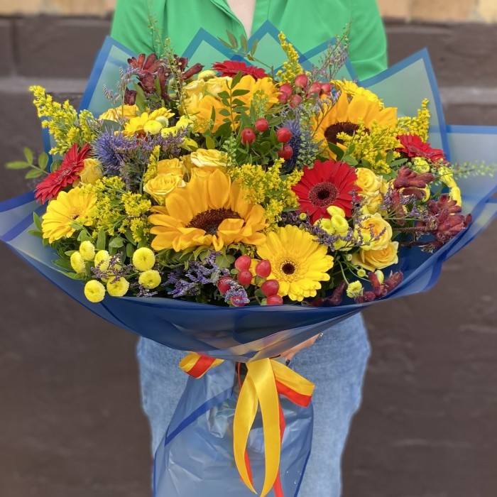 Яркий сборный букет Радостный праздник