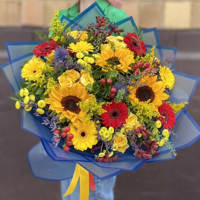 Яркий сборный букет Радостный праздник