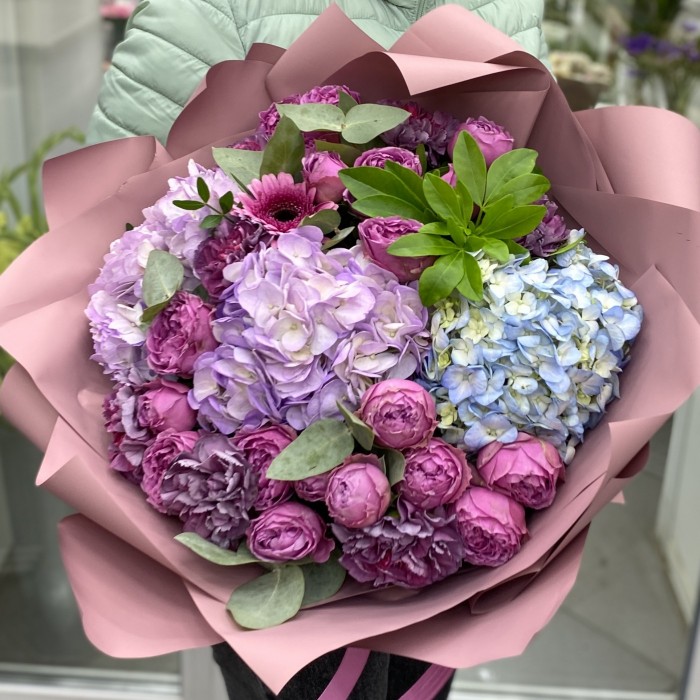 Букет  с розами и гортензией Сияние