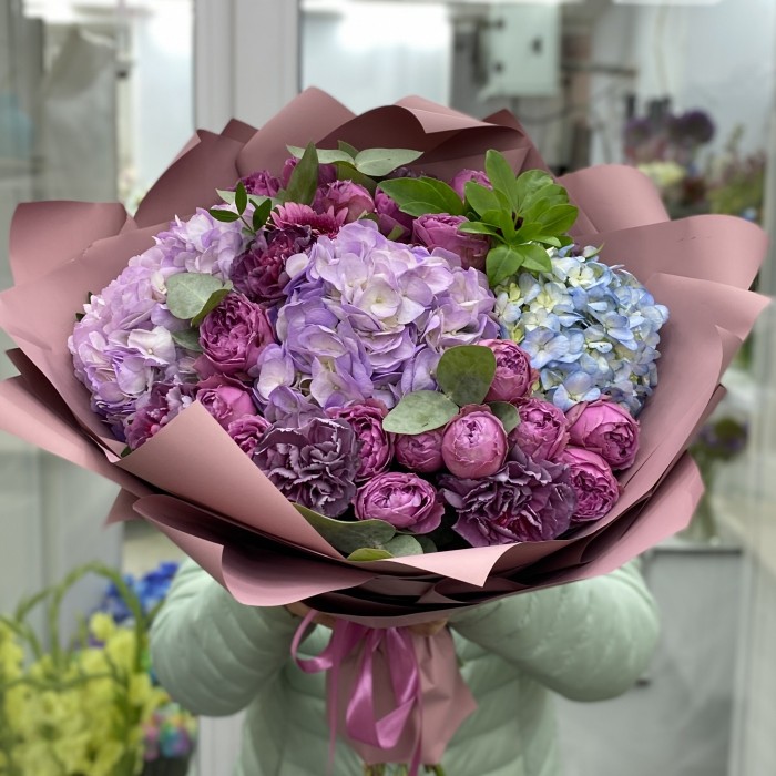 Букет  с розами и гортензией Сияние