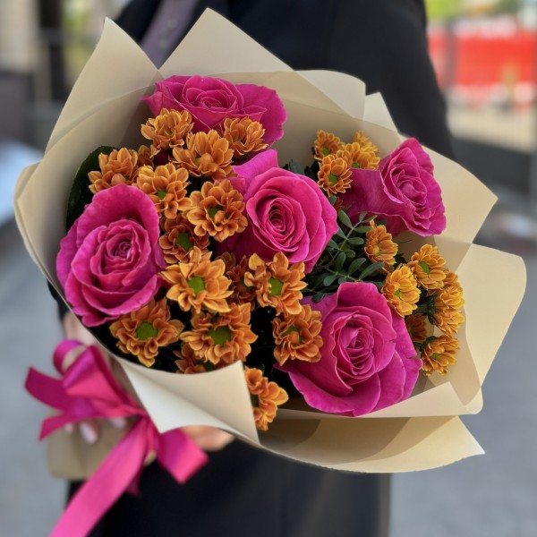 Букет с розами и хризантемой