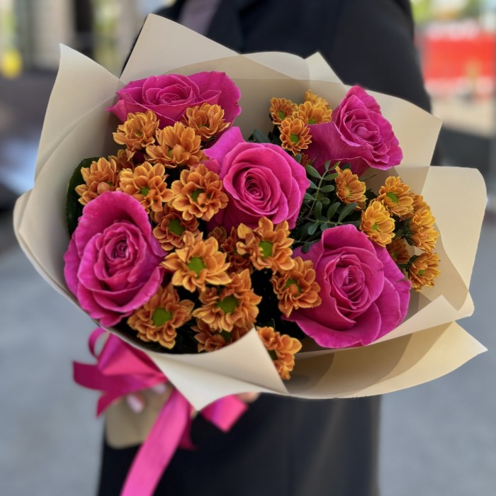 Букет с розами и хризантемой