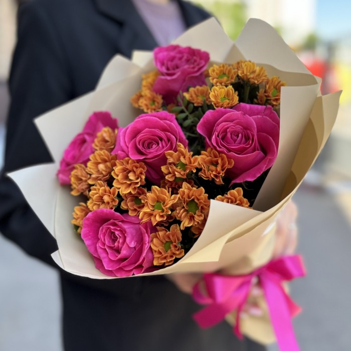 Букет с розами и хризантемой