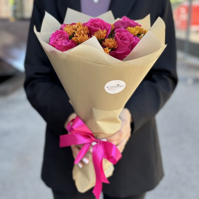 Букет с розами и хризантемой