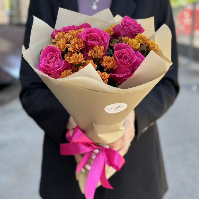 Букет с розами и хризантемой