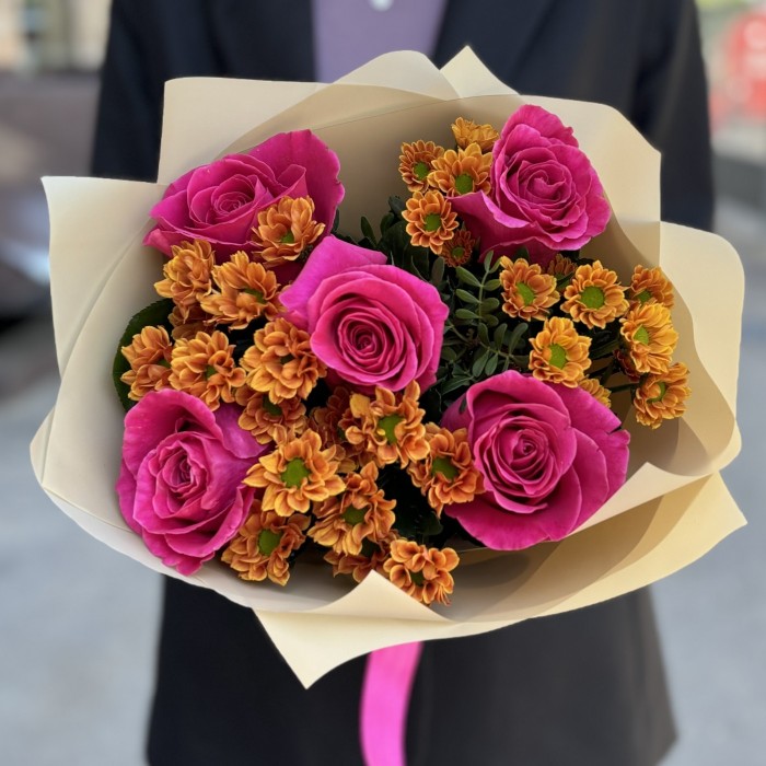 Букет с розами и хризантемой