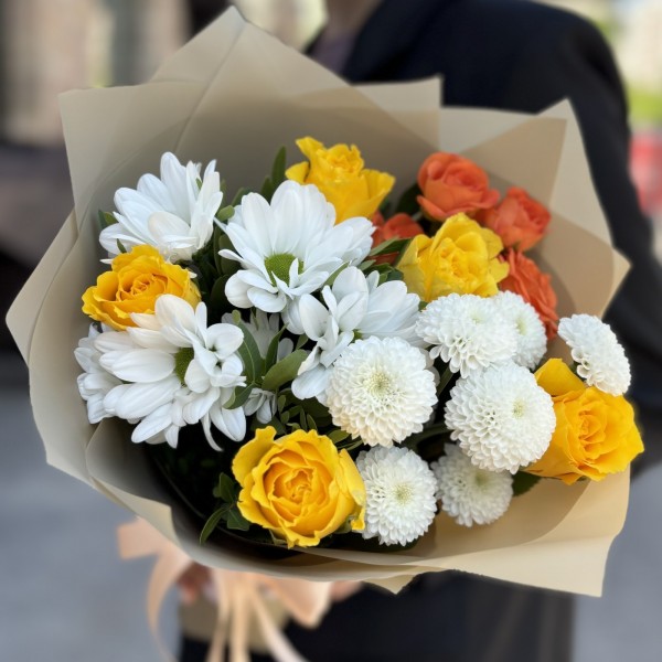 Букет с розами и хризантемой Легкий Ветерок