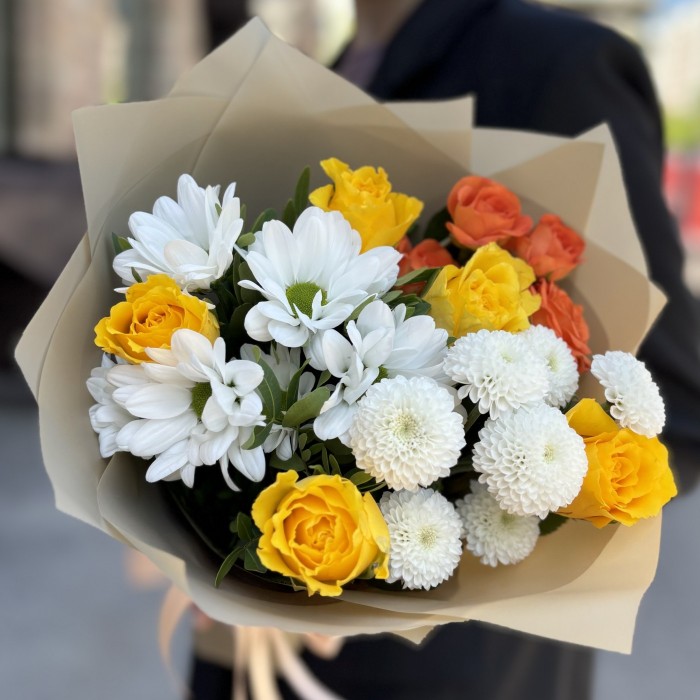 Букет с розами и хризантемой Легкий Ветерок