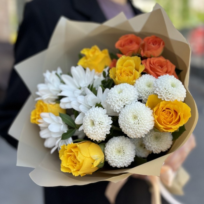 Букет с розами и хризантемой Легкий Ветерок