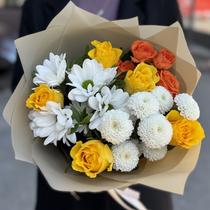 Букет с розами и хризантемой Легкий Ветерок