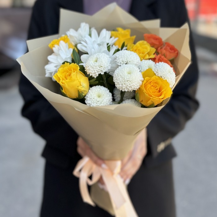 Букет с розами и хризантемой Легкий Ветерок