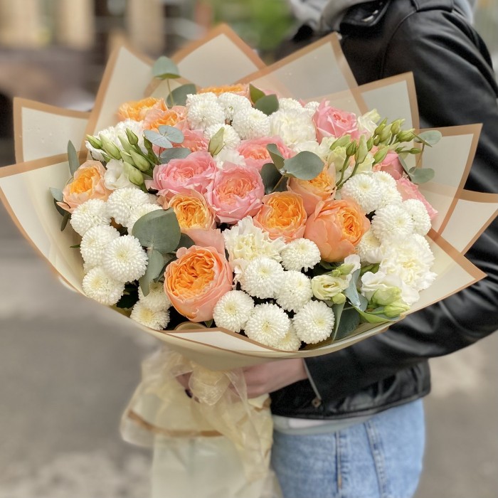 Авторский букет с розами и хризантемой Радость вкуса