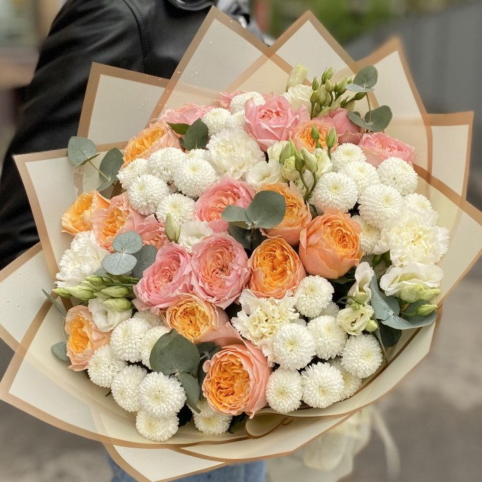 Авторский букет с розами и хризантемой Радость вкуса