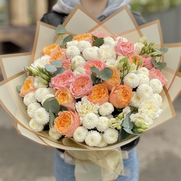 Авторский букет с розами и хризантемой Радость вкуса