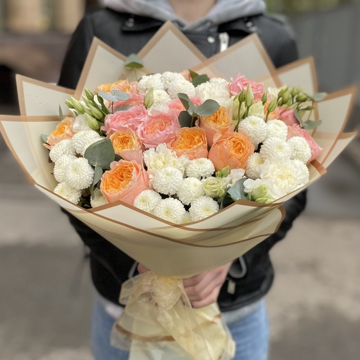 Авторский букет с розами и хризантемой Радость вкуса