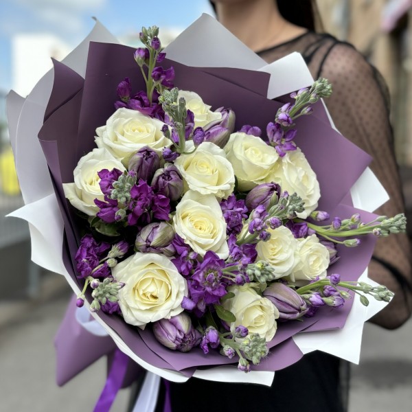 Букет с розами и маттиолой Лунная Мелодия