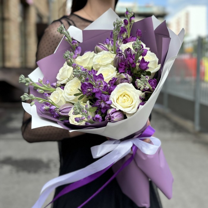 Букет с розами и маттиолой Лунная Мелодия