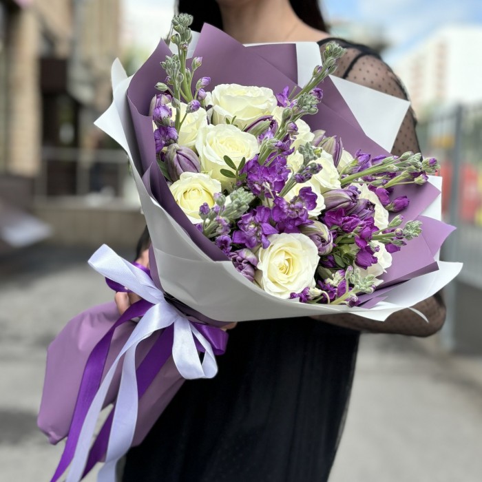 Букет с розами и маттиолой Лунная Мелодия