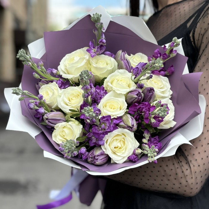 Букет с розами и маттиолой Лунная Мелодия