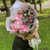 Букет с розовой гортензией и диантусами Розовое облако