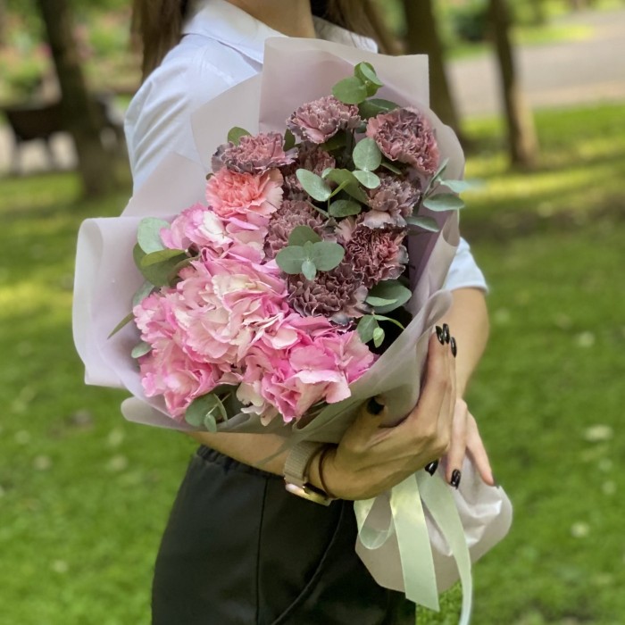 Букет с розовой гортензией и диантусами Розовое облако