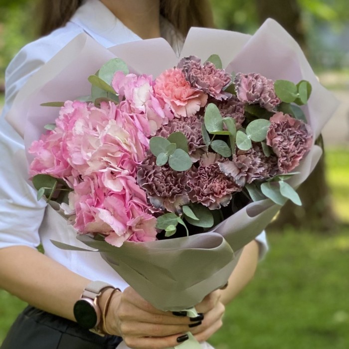 Букет с розовой гортензией и диантусами Розовое облако