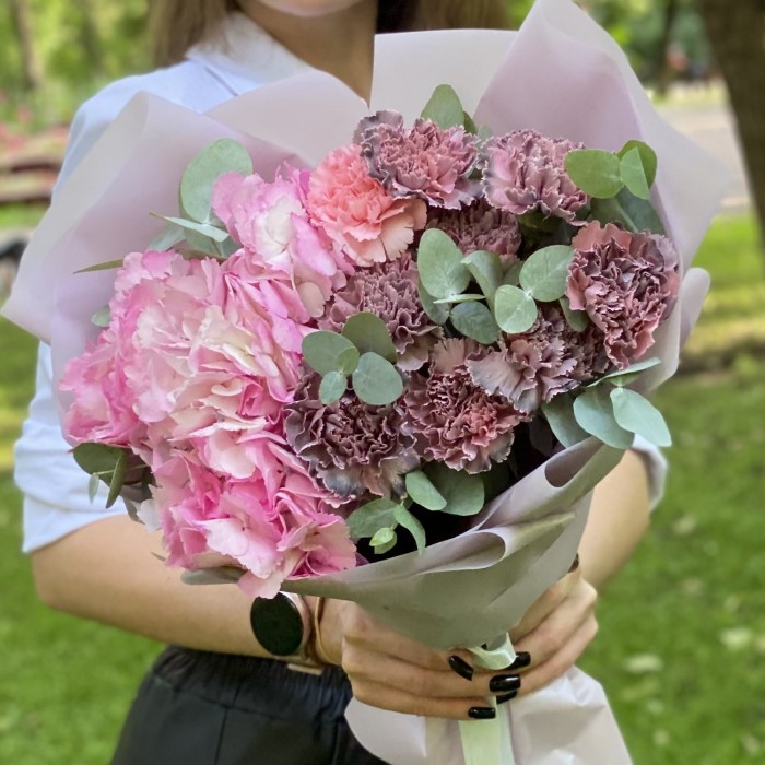 Букет с розовой гортензией и диантусами Розовое облако