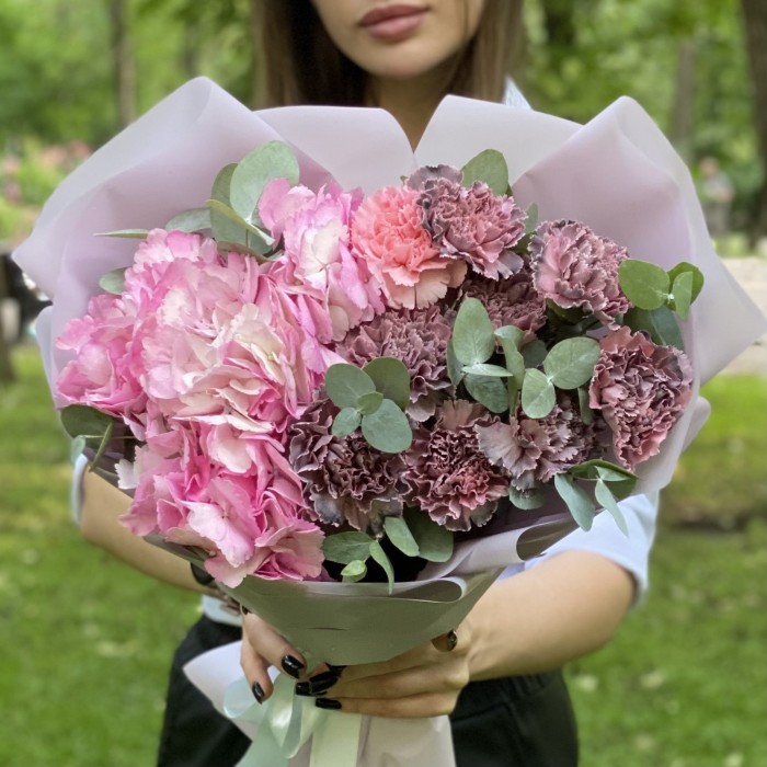 Букет с розовой гортензией и диантусами Розовое облако