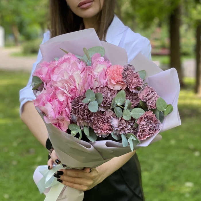 Букет с розовой гортензией и диантусами Розовое облако